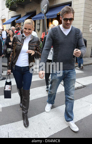 Michelle Hunziker e Tomaso Trussardi negozio di via Monte Napoleone con: Michelle Hunziker e Tomaso Trussardi dove: Mil Foto Stock