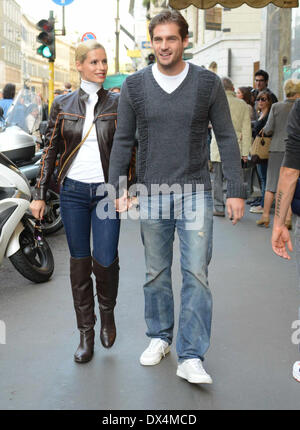Michelle Hunziker e Tomaso Trussardi negozio di via Monte Napoleone con: Michelle Hunziker e Tomaso Trussardi dove: Mil Foto Stock