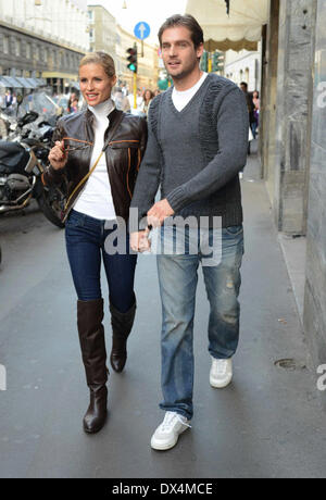 Michelle Hunziker e Tomaso Trussardi negozio di via Monte Napoleone con: Michelle Hunziker e Tomaso Trussardi dove: Mil Foto Stock