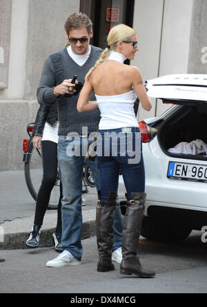 Michelle Hunziker e Tomaso Trussardi negozio di via Monte Napoleone con: Michelle Hunziker e Tomaso Trussardi dove: Mil Foto Stock