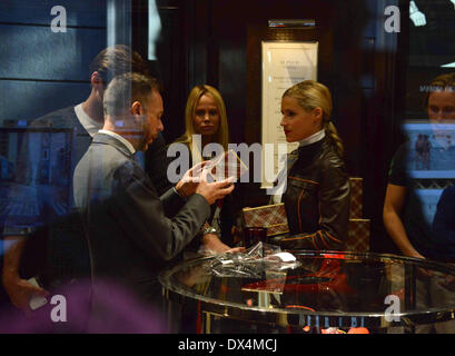 Michelle Hunziker e Tomaso Trussardi negozio di via Monte Napoleone con: Michelle Hunziker e Tomaso Trussardi dove: Mil Foto Stock