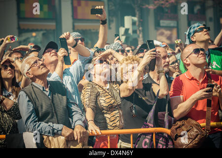 Valencia, Spagna. Il 17 marzo 2014. Gli spettatori reagiscono al Mascleta davanti a Valencia del Municipio. Credito: matthi/Alamy Live News Foto Stock