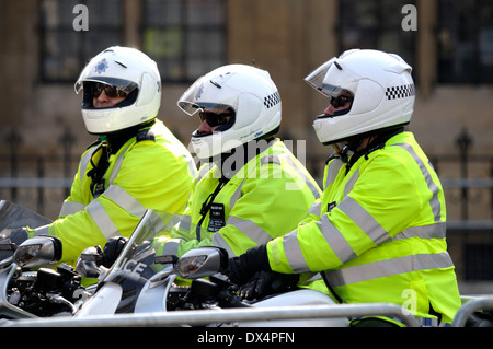 La Metropolitan Police motociclisti di scorta speciale gruppo di accompagnamento della famiglia reale a Londra Foto Stock