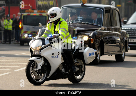 La Metropolitan Police speciale gruppo Escort motociclo outrider scortare il Principe Charles's auto a Londra Foto Stock