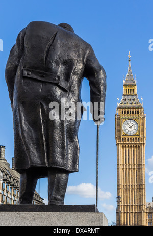 Sir Winston Churchill Statua in piazza del Parlamento a Londra con il Big Ben Foto Stock