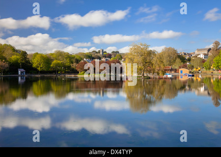 Helston in barca il lago in Cornovaglia catturata su un pomeriggio in primavera Foto Stock