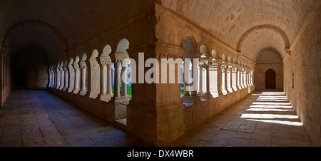 Chiostro del XII secolo in stile romanico Abbazia Cistercense di Notre Dame di Senanque ( 1148 ). Provenza vicino a Gordes, Francia. Foto Stock