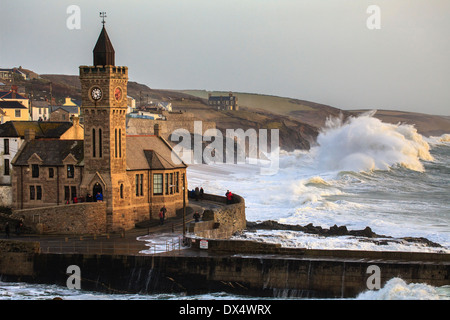 Porthleven Clock Tower catturati durante il 2014 gli inverni tempeste Foto Stock