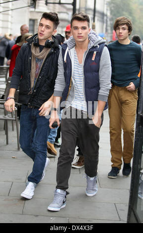 Jamie Hamblett aka JJ, Josh Cuthbert e George Shelley X Factor finalisti Unione J testa a McDonald's di Londra - Inghilterra - 23.10.12 Dove: Londra, Regno Unito quando: 23 Ott 2012 Foto Stock