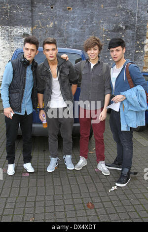 Jamie Hamblett aka JJ, Josh Cuthbert , George Shelley e Jaymi Hensley dell Unione J X Factor finalisti al di fuori del studio Lo Foto Stock