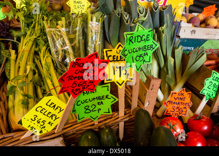 Verdure biologiche in stallo il mercato Shambles, Stroud, Gloucestershire, Regno Unito Foto Stock