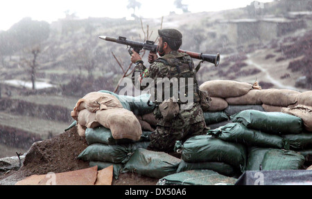 Esercito Nazionale Afghano soldati restituisce il fuoco con un lanciarazzi granata durante un incendio in lotta con i Talebani Marzo 29, 2011 nella valle di Barawala Kalet, provincia di Kunar in Afghanistan. Foto Stock
