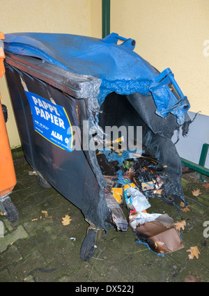 Contenitore di carta secondo Muellbrand Foto Stock