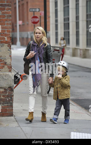 Naomi Watts camminare a suo figlio Samuel a scuola con: Naomi Watts dove: New York City, Stati Uniti quando: 25 Ott 2012 cred Foto Stock