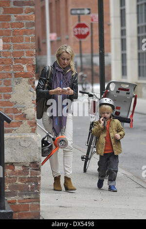 Naomi Watts camminare a suo figlio Samuel a scuola con: Naomi Watts dove: New York City, Stati Uniti quando: 25 Ott 2012 cred Foto Stock