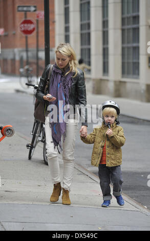 Naomi Watts camminare a suo figlio Samuel a scuola con: Naomi Watts dove: New York City, Stati Uniti quando: 25 Ott 2012 cred Foto Stock