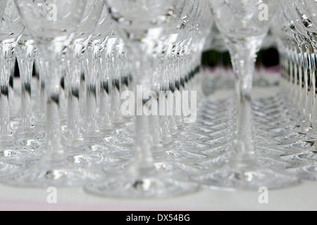 Bicchieri di vino allineate su un tavolo Foto Stock