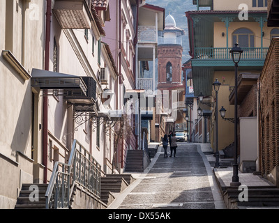 Una delle strade della città vecchia di Tbilisi, Georgia, su una giornata di primavera. Foto Stock