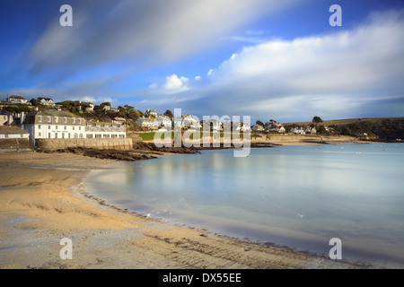 St Mawes in Cornovaglia acquisiti utilizzando una lunga esposizione di sfocatura di movimento in acqua e nuvole Foto Stock