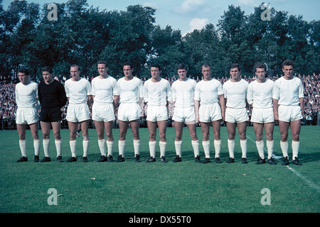 Calcio, Bundesliga, 1964/1965, Glueckaufkampfbahn Gelsenkirchen, FC Schalke 04 versus Karlsruher SC 1:1, team shot Schalke, f.l.t.r. Waldemar Gerhardt, custode Gyula Toth, Willi Schulz, Egon Horst, Hans-Juergen Becher, Hans Nowak, Friedel Rausch, Heinz C Foto Stock