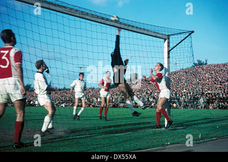 Calcio, Regionalliga Ovest, 1964/1965, Boekelberg Stadium, Borussia Moenchengladbach contro Fortuna Duesseldorf 1:2, scena del match in goalbox, f.l.t.r. a Duesseldorf player (N3), Bernd Rupp (MG), Josef Heynckes (MG), Manfred Krafft (Fortuna), Foto Stock