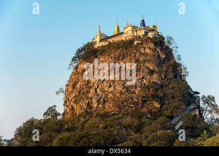 Monastero Buddista, dorate Tuyin Taung Pagoda sul Taung Kalat cono vulcanico, il Monte Popa, Mandalay Regione, Myanmar Foto Stock