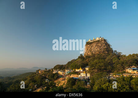 Monastero Buddista, dorate Tuyin Taung Pagoda sul Taung Kalat cono vulcanico, il Monte Popa, Mandalay Regione, Myanmar Foto Stock