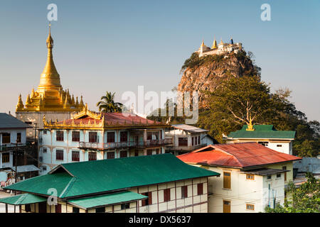 Monastero Buddista, dorate Tuyin Taung Pagoda sul Taung Kalat cono vulcanico, il Monte Popa, Mandalay Regione, Myanmar Foto Stock