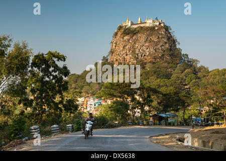 Autostrada, monastero Buddista, dorate Tuyin Taung Pagoda sul Taung Kalat cono vulcanico, il Monte Popa, Mandalay Regione, Myanmar Foto Stock