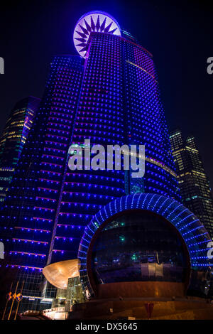 Doha World Trade Center, di notte, Doha, Qatar, Emirati Arabi Uniti Foto Stock