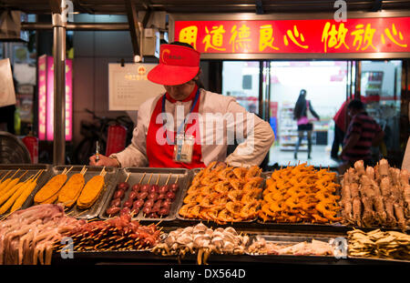 Notte di mercato la vendita di cibo esotico, Pechino, Cina Foto Stock