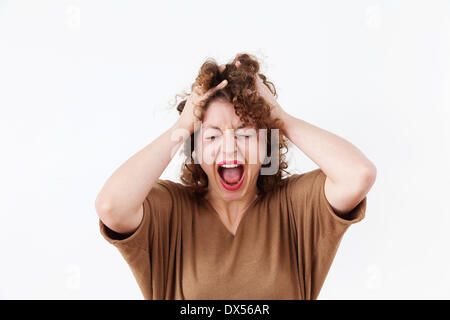 Urlando giovane donna a strappare i capelli Foto Stock