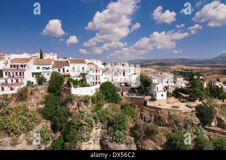Vista di case attraverso El Tajo Gorge, case costruite sul bordo della gola, Ronda, Andalusia, Spagna Foto Stock