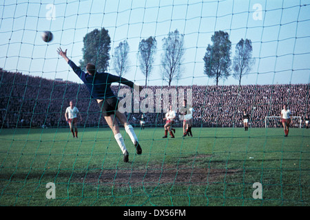 Calcio, Regionalliga Ovest, 1964/1965, Boekelberg Stadium, Borussia Moenchengladbach versus Rot Weiss Oberhausen 3:0, Jupp Heynckes (medio) punteggi un obiettivo per 2:0 da un long-range shot, sinistra keeper Helmut Traska (RWO) Foto Stock