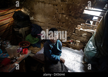 Un maya ragazzo indigeni nella sua casa di San Antonio Palopo, Solola, Guatemala. Foto Stock