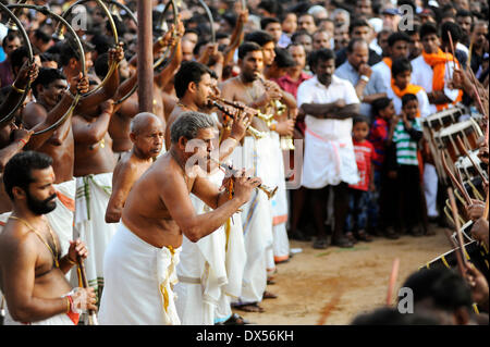 Musicisti con trombe a tempio Hindu festival, Thrissur, Kerala, nel sud dell'India, India Foto Stock