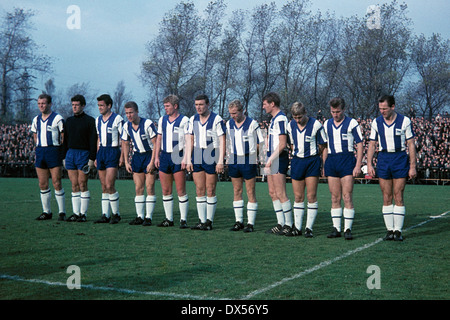 Calcio, Bundesliga, 1964/1965, Glueckaufkampfbahn, FC Schalke 04 versus Hertha BSC Berlin 3:0, team shot Hertha, f.l.t.r. Helmut Faeder, custode Wolfgang Fahrian, Hans Eder, Otto Rehhagel, Juergen Sundermann, Carl-Heinz Ruehl, Kurt Schulz, Uwe Klimaschef Foto Stock