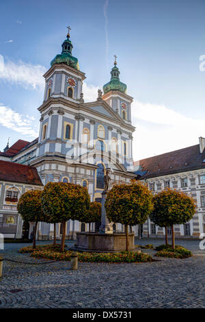 Basilica Collegiata di Waldsassen con una fontana e Basilikaplatz square, Waldsassen, Baviera, Germania Foto Stock