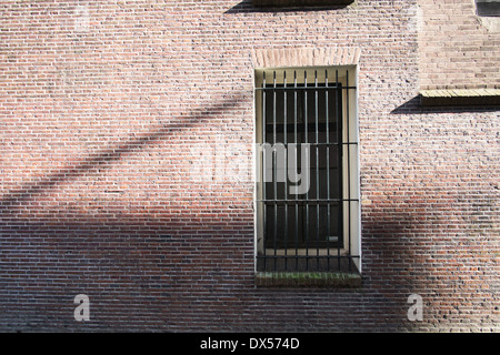 Finestra di magazzino con il metallo delle barre di sicurezza in shadow light amsterdam Foto Stock