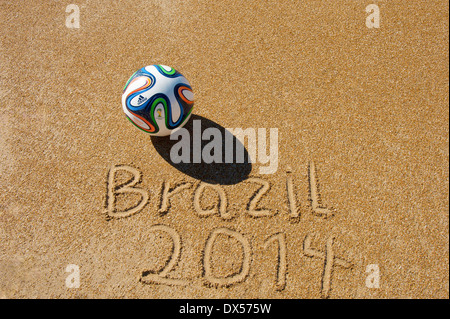 "Brazuca', match ball della Coppa del Mondo FIFA Brasile 2014 su di una spiaggia di sabbia (Replica ufficiale a sfera) Foto Stock