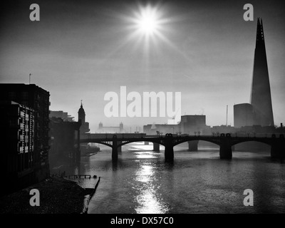 L'appannamento mattina sul Fiume Tamigi. Foto Stock