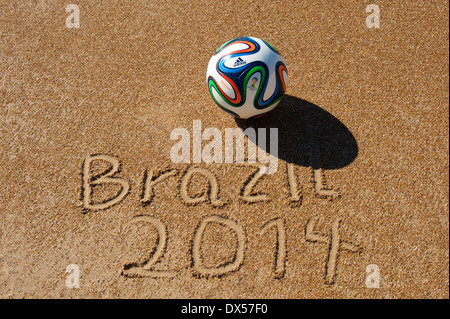 "Brazuca', match ball della Coppa del Mondo FIFA Brasile 2014 su di una spiaggia di sabbia (Replica ufficiale a sfera) Foto Stock