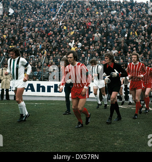 Calcio, Bundesliga, 1972/1973, Stadio am Boekelberg, Borussia Moenchengladbach contro FC Bayern Monaco 0:3, il rodaggio delle squadre, f.l.t.r. Jupp Heynckes (MG), il custode Wolfgang Kleff (MG), Franz Beckenbauer (FCB), Ulrich Surau (MG), il custode Sepp Maier Foto Stock