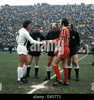 Calcio, Bundesliga, 1972/1973, Stadio am Boekelberg, Borussia Moenchengladbach contro FC Bayern Monaco 0:3, benvenuti, team leader Jupp Heynckes (MG) a sinistra e Franz Beckenbauer (FCB), dietro arbitro Klaus Ohmsen e assistenti Foto Stock