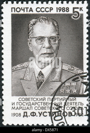 Unione Sovietica - circa 1988: francobollo stampato in URSS, dedicata all'ottantesimo anniversario della nascita di D.F. Ustinov, circa 1988 Foto Stock