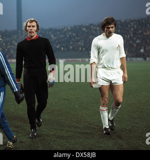 Calcio, Bundesliga, 1973/1974, Park Stadium di Gelsenkirchen, FC Schalke 04 contro 1. FC Colonia 2:2, lasciando, custode Gerhard Welz (Colonia) a sinistra e Wolfgang Weber (Colonia) Foto Stock