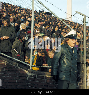 Calcio, Bundesliga, 1973/1974, Ruhr Stadio, VfL Bochum contro FC Schalke 04 2:5, visitatori appassionati di calcio, poliziotto, barriera di folla Foto Stock