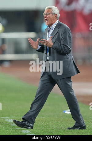 Guangzhou. Xviii Mar, 2014. Marcello Romeo Lippi, allenatore di Guangzhou Evergrande della Cina, reagisce durante il gruppo G match di 2014 AFC Champions League contro Jeonbuk Hyundai Motors della Corea del Sud a Guangzhou, la capitale del sud della Cina di Provincia di Guangdong, Marzo 18, 2014. Guangzhou Evergrande ha vinto 3-1. © Xinhua/Alamy Live News Foto Stock