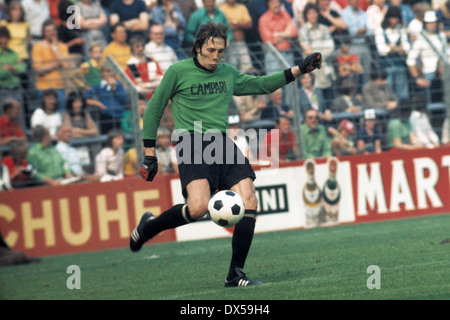 Calcio, Bundesliga, 1974/1975, Stadio am Boekelberg, Borussia Moenchengladbach contro Hamburger SV 1:3, il custode Rudolf Kargus (HSV) punting Foto Stock