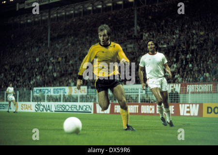 Calcio, 2. Bundesliga Nord, 1974/1975, Westfalen Stadium, Borussia Dortmund contro il Rot Weiss Oberhausen 4:0, scena del match, precedendo Hans-Werner Hartl (BVB), dietro Dragan Stojanovic (RWO) Foto Stock